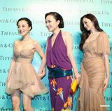 组图：安以轩秀美背李承铉护花 吴佩慈李小璐拼美胸