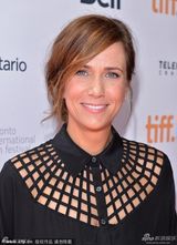 组图：盖尔红裙撑《一线牵》甜蜜笑容走红毯