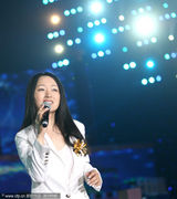 组图：杨钰莹首登央视舞台 与李玟李玉刚同台献唱