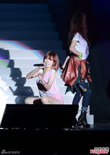 组图：韩团4minute性感登陆香港 热舞大秀美腿