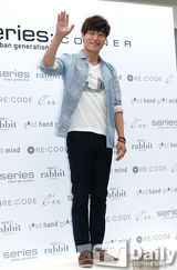 组图：李玹雨尹施允等模范生姿态为书信店站台