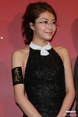 组图：熊黛林携手张智霖出席活动 大露背打扮抢镜