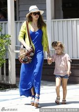 组图：杰西卡-阿尔芭曝光街拍照 一家四口其乐融融