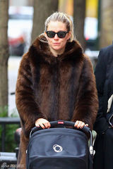 组图：西耶娜-米勒与斯图里奇携女甜蜜出行