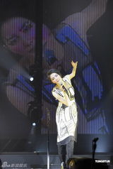 组图：王菲演唱会众星捧场 带众人为灾民祈福