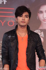 组图：贺军翔否认身体发福 穿皮衣骑机车耍帅