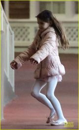 组图：小苏瑞穿粉色棉袄似小公主 与妈妈打保龄球