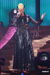 组图：张智霖开唱怀抱儿子亮相 张柏芝任嘉宾