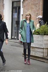 组图：斯威夫特红唇美艳 绿外套搭黑丝色调养眼