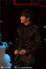 组图：央视春晚李敏镐庾澄庆合唱《情非得已》