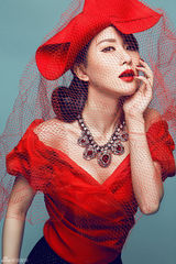 组图：石天琦情人节写真 演绎画报中国红