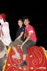 幻灯图：准港姐印度外景拍摄 骑大象过足瘾