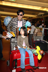 高清组图：温拿五虎周末小巨蛋开唱 最常青乐团遭师奶粉丝接机 