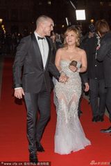 组图：滨崎步巴黎行小男友护驾 十指紧扣展笑颜