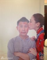 组图：何云伟再婚娶美貌在读研究生 变妻管严