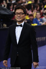 组图：天坛奖评委韩国导演姜帝圭现身蓝毯