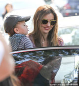 组图：米兰达带子公园游玩 弗林打哈欠萌翻众人