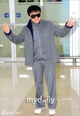 组图：成龙访韩宣传《警察故事2014》亮相机场