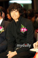 组图：韩国影评家协会电影颁奖 姜东元李敏贞捧奖