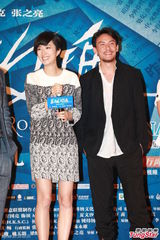 组图：杨采妮《圣诞玫瑰》首映 郭富城耍宝