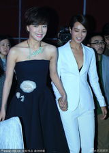 组图：朱丹发布会穿白西装露bra 俯身险走光