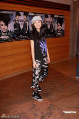 幻灯图集：Twins为个唱彩排 陈伟霆容祖儿探望加油