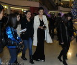 组图：郝蕾产后上围激增 着全套豹纹装捞金