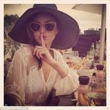 组图：米兰达金框黑超现身机场 时尚装扮抢眼