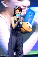 幻灯图：张韶涵扮熟女进乐园 为孩子阐述世博精神