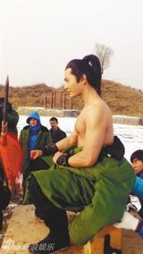 组图：刘德华军大衣走红 范冰冰赵本山都穿过