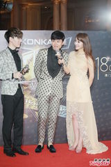 组图：榜中榜小贝贴面女主播 EXO-M西装俊朗