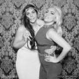 组图：GaGa镀金轮椅首亮相 被胞妹举起小肚微凸