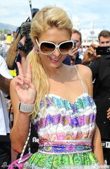 幻灯图：帕丽斯现身F1摩纳哥站 秀彩裙摆POSE成焦点