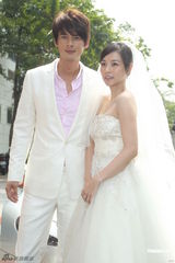 组图：陈怡蓉婚纱妩媚亮相 携手郭品超浪漫走秀