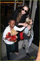 组图：安吉丽娜携女回洛杉矶 传将与男友皮特完婚