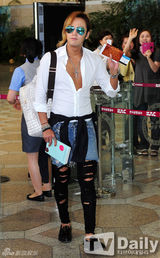 组图：张根硕赴日 扎马尾穿破洞裤装扮个性