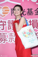 组图：Selina助力颜损慈善活动 老公力挺爱相随