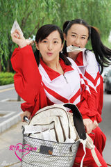 组图：《爱情面前谁怕谁》霍思燕穿校服踏单车