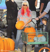 组图：阿奎莱拉携子玩耍 男友全程甜蜜陪伴