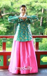 组图：韩国女演员吴珊夏与女歌手成恩穿韩服拍写真