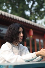 组图：尚雯婕搭档萌猫做客《明星Do In Style》