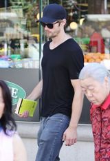 组图：“吸血鬼”亚历山大随性打扮 掐书散步