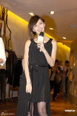 组图：孙燕姿难得性感亮相 短裙妩媚黑丝衬美腿