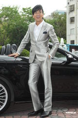 组图：陈晓东驾豪车出席发布会 熊黛林穿白色婚纱