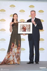 组图：莫文蔚暑假英国陪老公 直言无生育计划