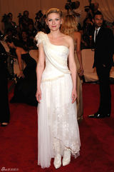 高清组图：纽约大都会庆典 邓斯特白色单肩礼服
