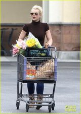 组图：布兰妮超市购物买鲜花 胸部沾污不知情