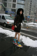 组图：范冰冰冬日温暖街拍 玩转黑色造型百变