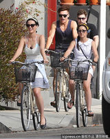 组图：凯蒂-佩里相约友人骑车 爆乳夹手机