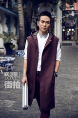 明星爱街拍：张晓龙绅士出街 风度翩翩笑容迷人